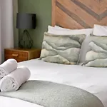Stylish City Gem Apartment In Green Market Square